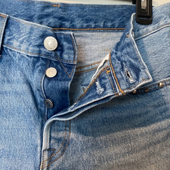 Levi’s Studded Jean Shorts Size W28 - Picture 2 of 7